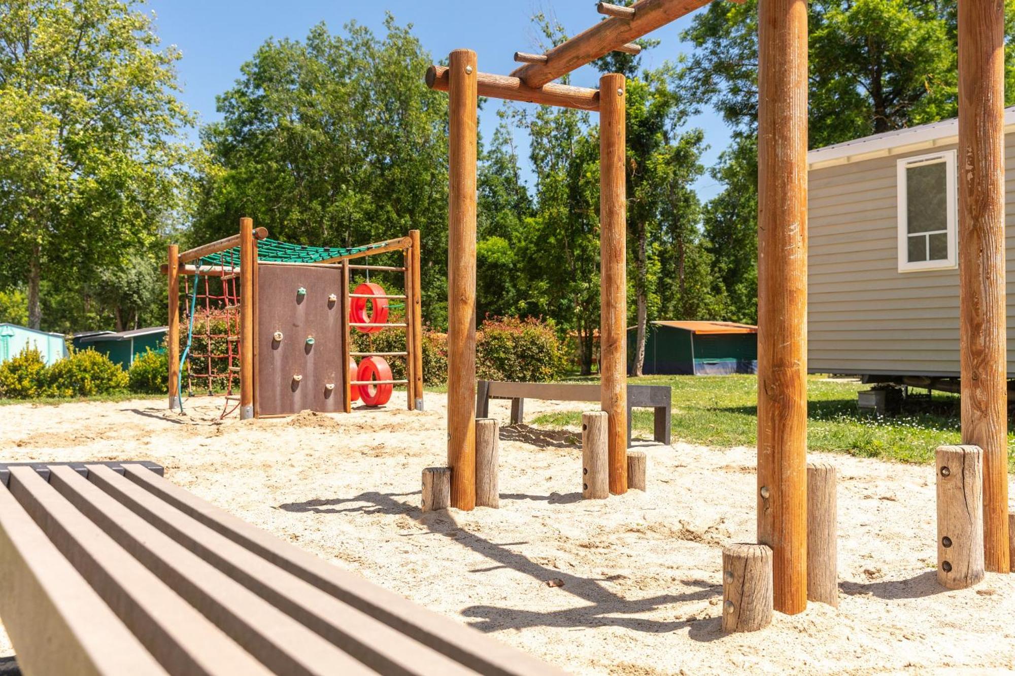 Camping Chateau De Galaure Chateauneuf-de-Galaure Eksteriør bilde